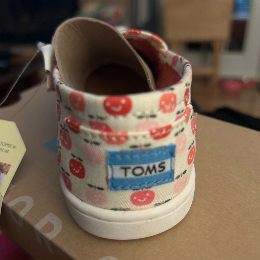 NIB Tiny Classic TOMS size 11